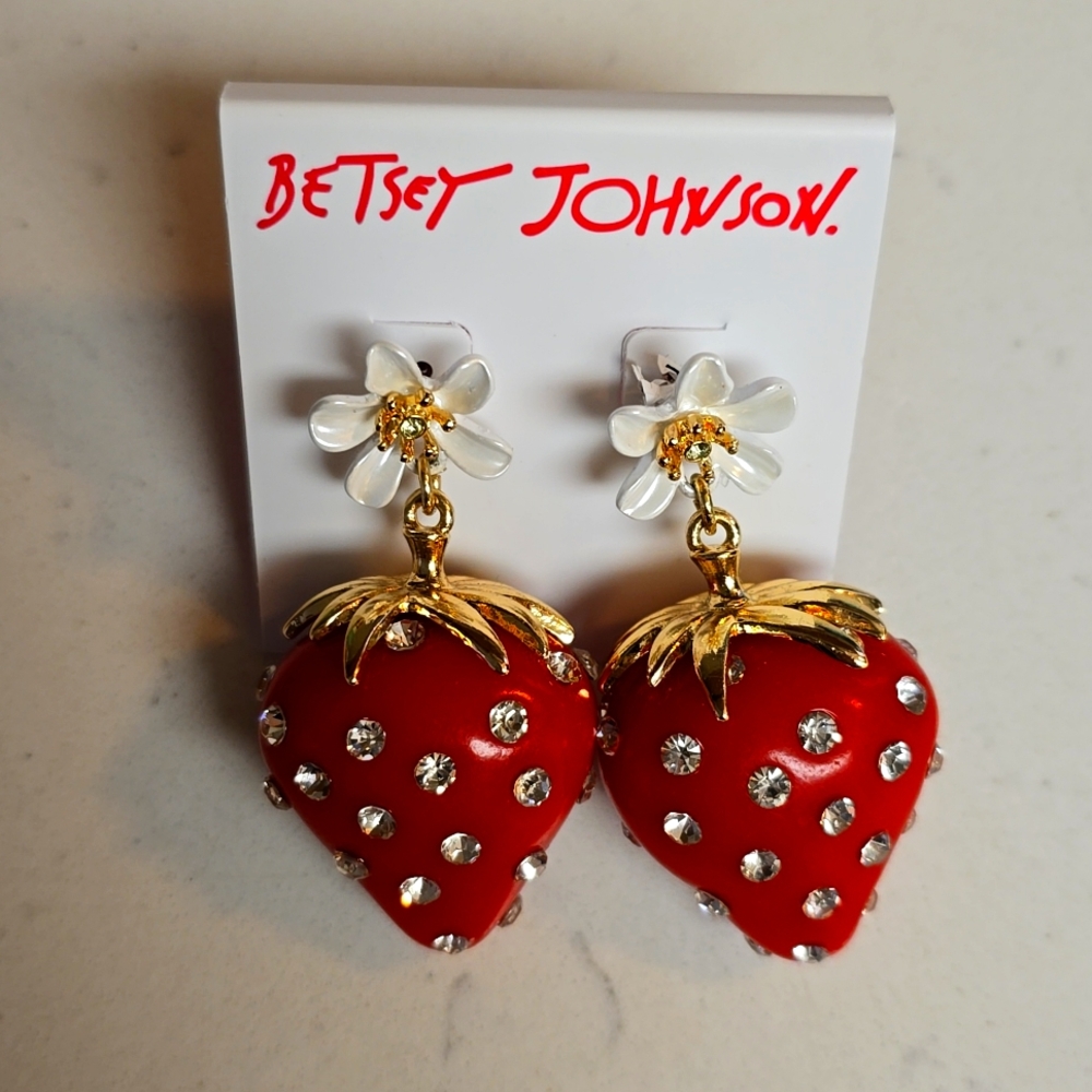 NWT betsey johnson red strawberry 🍓  earrings